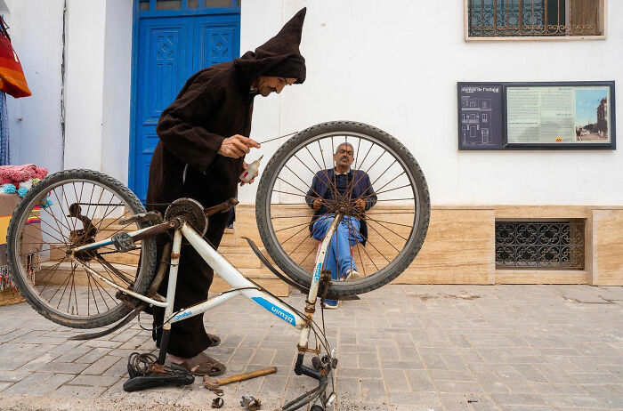 Photographer Takes To The Streets Capturing Unlikely Coincidences