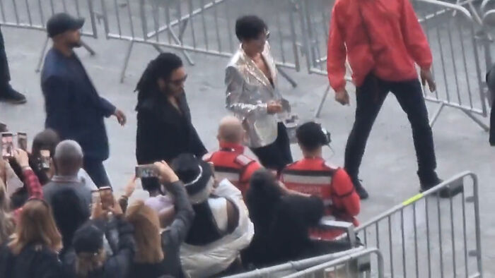 Vice President Kamala Harris Makes People React After Attending Beyoncé Show In A Gold Shirt Vice President Kamala Harris Makes People React After Attending Beyoncé Show In A Gold Shirt