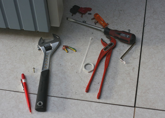 “Foil Over Your Windows”: 30 Of The Best ‘Poor People’ Life Hacks