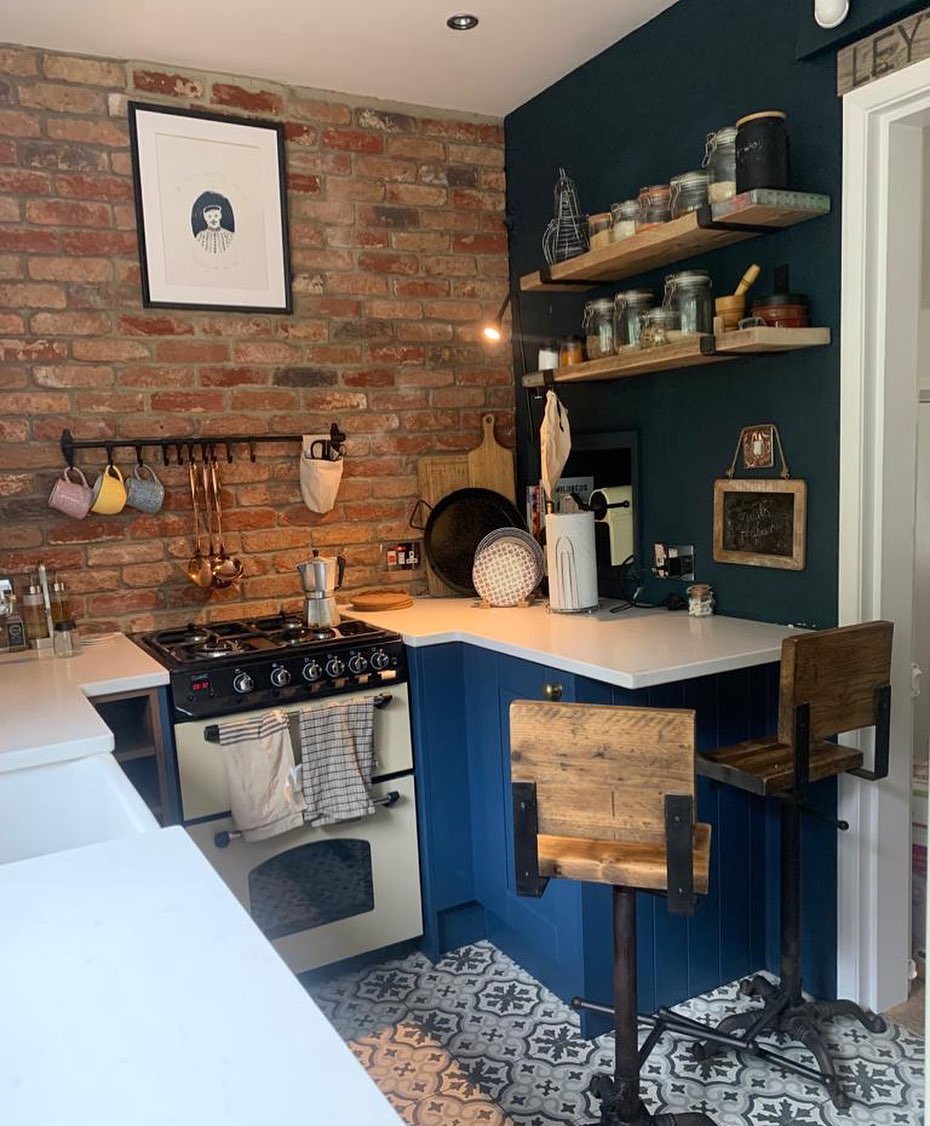 Small kitchen with blue cabinets and exposed brick wall design Small kitchen with blue cabinets and exposed brick wall design