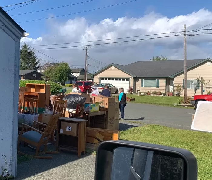 Handyman Gives Squatters Their Own Medicine After They Take Over His Mom’s House Handyman Gives Squatters Their Own Medicine After They Take Over His Mom’s House