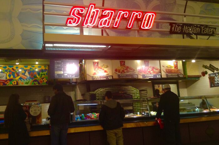 “Their Kitchen Is Comprised Entirely Of Microwaves”: 30 Of The Absolute Worst Chain Restaurants