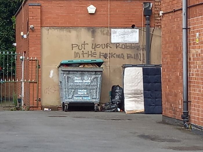 Mete tu basura en el j*dido contenedor