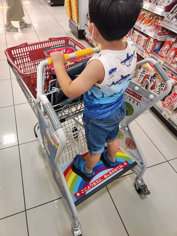 This Shopping Cart Has A Spot For Kids To Stand On While Their Parents Pushes
