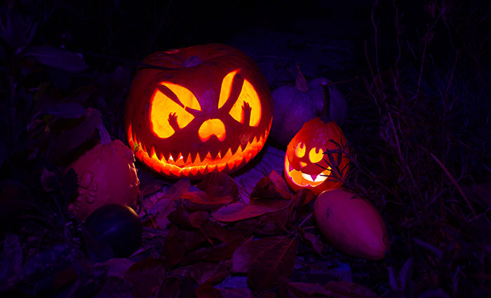 Glowing small and big Jack o'Lanterns at night