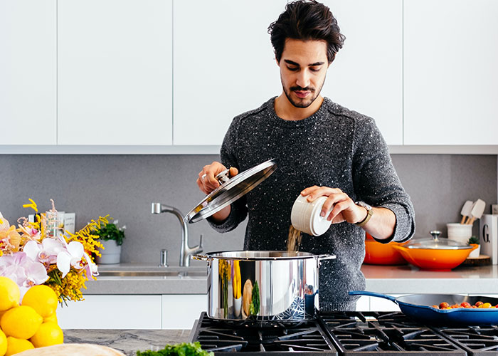 Guy Refuses To Ever Cook For His Wife After She Ate 3 Of His Meal Preps In A Single Night Guy Refuses To Ever Cook For His Wife After She Ate 3 Of His Meal Preps In A Single Night