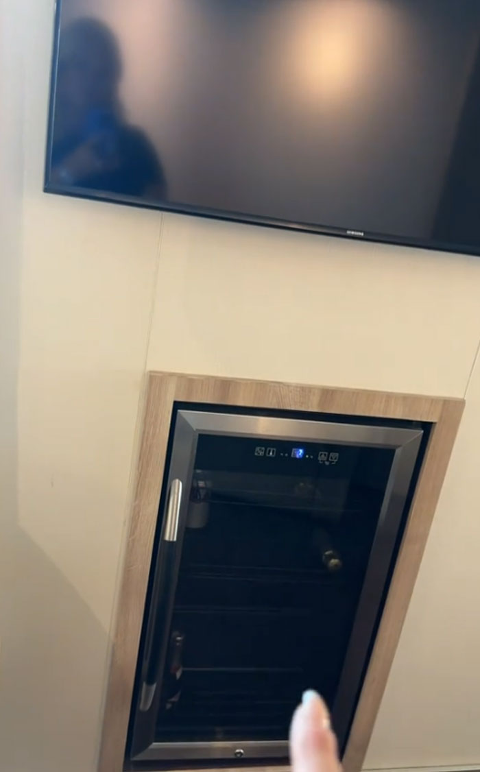 Woman Who Lives On Cruise Ships For $0 Speaks Out About Drawbacks And Perks