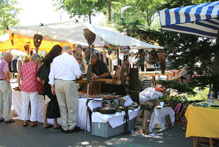 “It’s An Easy $500”: 30 People Reveal Side Hustles That Help Them Get By