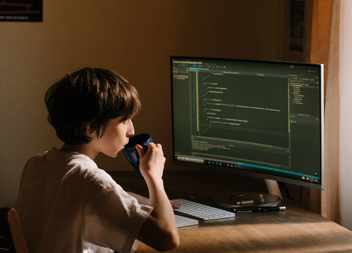 “It’s An Easy $500”: 30 People Reveal Side Hustles That Help Them Get By