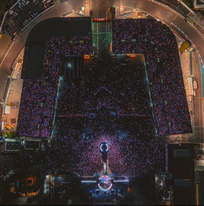 Lana Del Rey&rsquo;s Mexico Performance Goes Viral After Crowd Gets Hit By A Mysterious Force