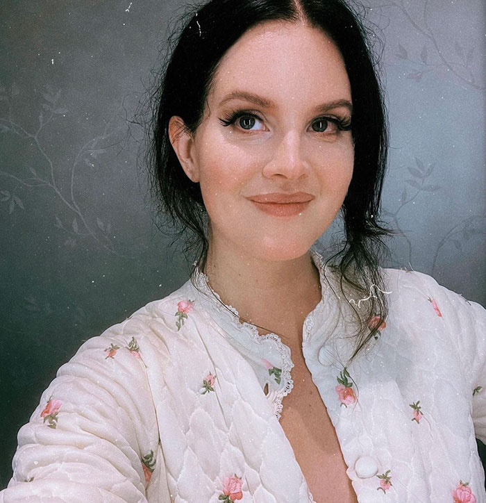 Lana Del Rey&rsquo;s Mexico Performance Goes Viral After Crowd Gets Hit By A Mysterious Force