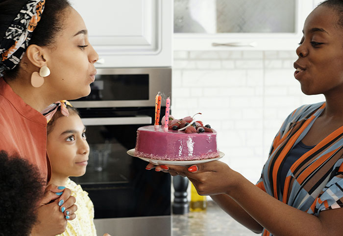 30 People Share Social Norms That They Find Weird, Make A Lot Of Hilariously Valid Points