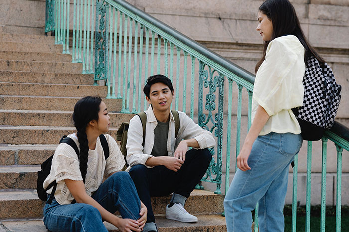 50 Brutal Moments When People Realized Their ‘Friends’ Didn’t Actually Like Them