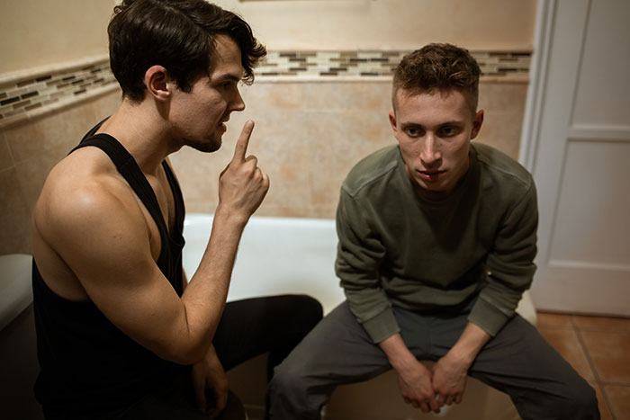 50 Brutal Moments When People Realized Their ‘Friends’ Didn’t Actually Like Them