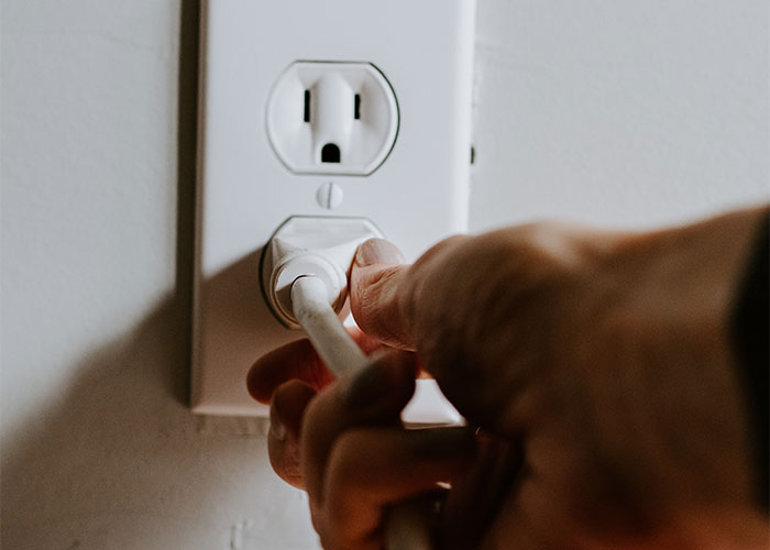 "She Poisoned My Food": 30 People Share Their Roommate From Hell Stories