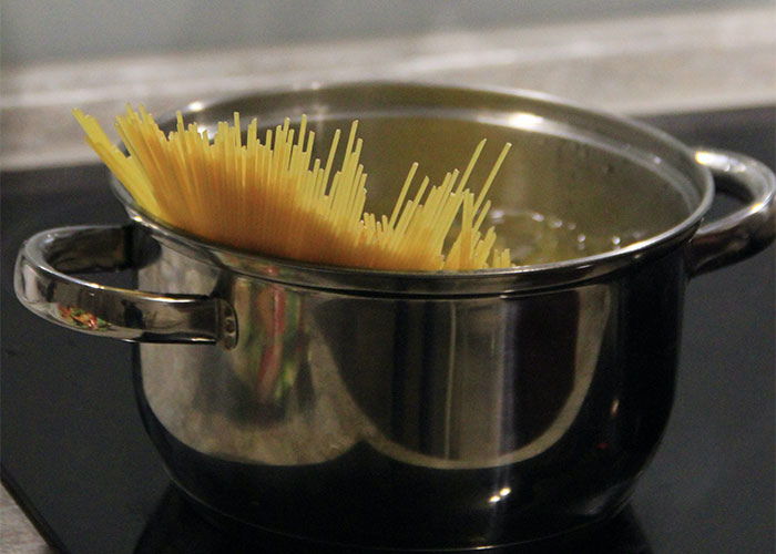 "She Poisoned My Food": 30 People Share Their Roommate From Hell Stories