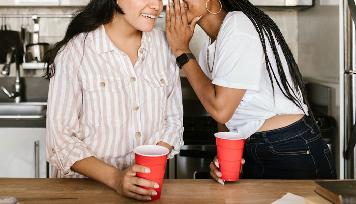 Woman Cleverly Confronts Her Trash-Talking Roommate Who Assumed She Doesn’t Speak Spanish