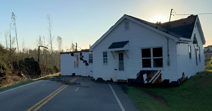 Un tornado en Thomaston arrancó esta casa de sus cimientos durante la noche, y la dejó en la carretera