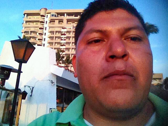 My Parents Went On Vacation And Asked This Gentleman To Take Their Picture, But He Was Holding The Camera Backwards