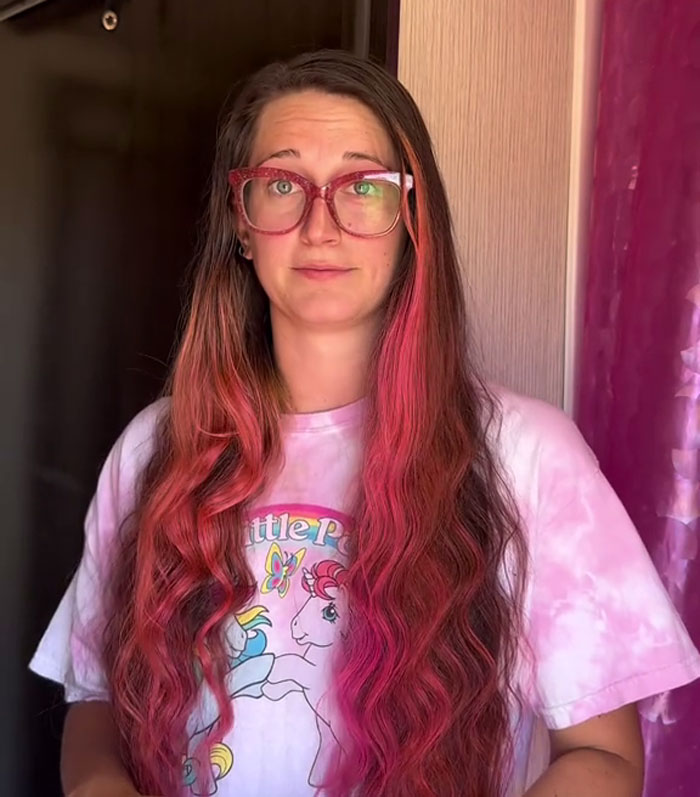 Woman Finds A Hilarious Way To Show Company Their Rule Against Colored Hair Is Ridiculous Woman Finds A Hilarious Way To Show Company Their Rule Against Colored Hair Is Ridiculous