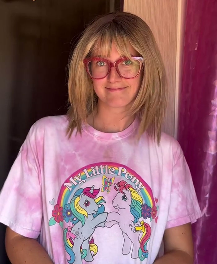 Woman Finds A Hilarious Way To Show Company Their Rule Against Colored Hair Is Ridiculous Woman Finds A Hilarious Way To Show Company Their Rule Against Colored Hair Is Ridiculous