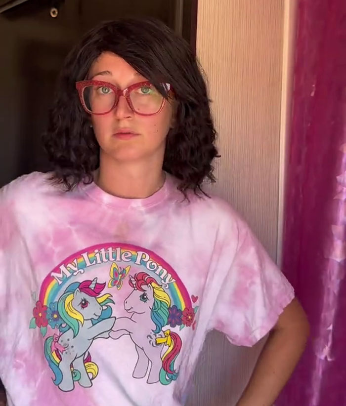 Woman Finds A Hilarious Way To Show Company Their Rule Against Colored Hair Is Ridiculous Woman Finds A Hilarious Way To Show Company Their Rule Against Colored Hair Is Ridiculous