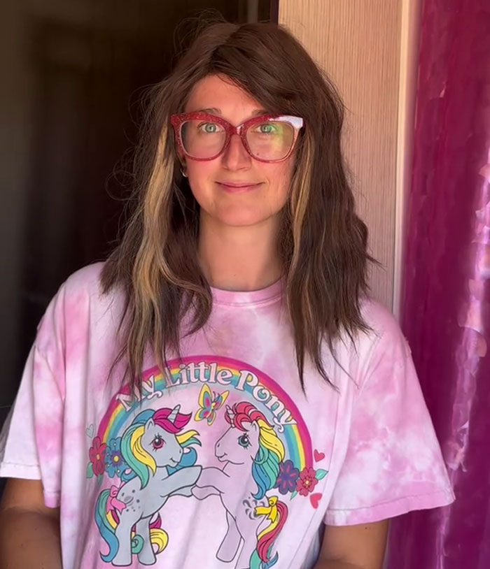 Woman Finds A Hilarious Way To Show Company Their Rule Against Colored Hair Is Ridiculous Woman Finds A Hilarious Way To Show Company Their Rule Against Colored Hair Is Ridiculous