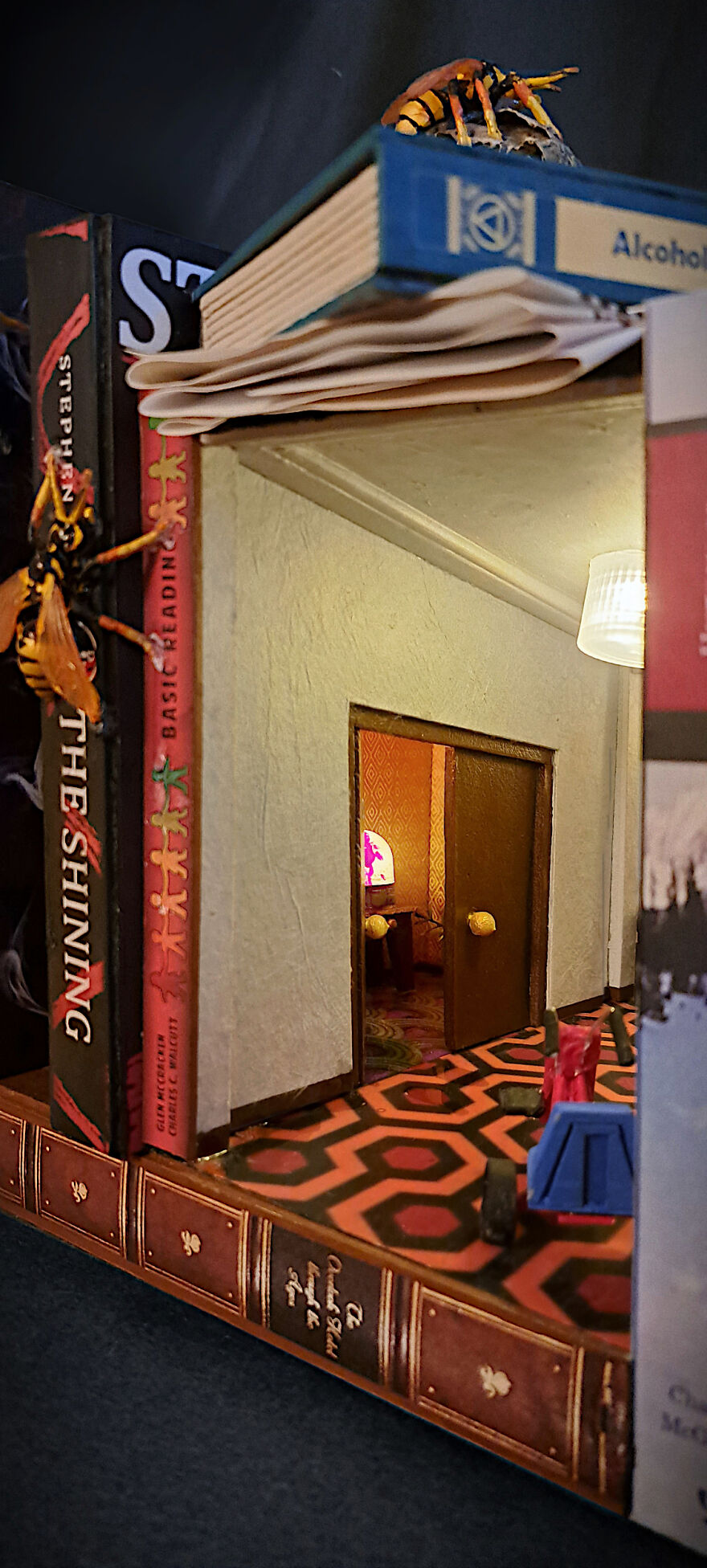 I Recreated The Famous Hallway Out Of Stephen King's "The Shining" As A Book Nook