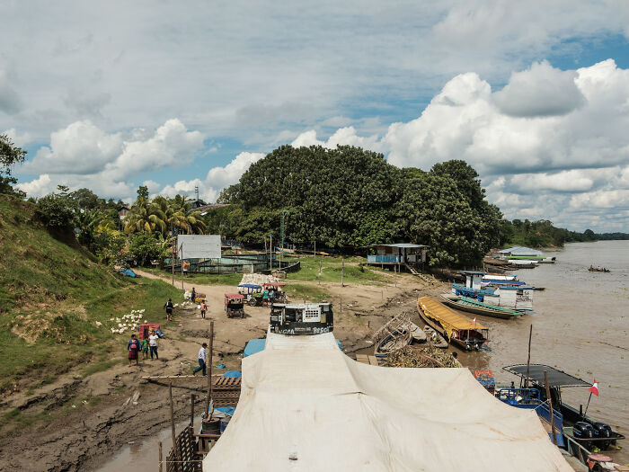 Eduardo 7 boat makes a short stop in Tamshiyacu Eduardo 7 boat makes a short stop in Tamshiyacu