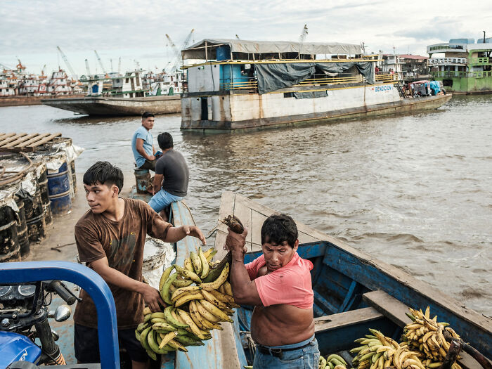 Bananas are being offloaded on a smaller boat as we approach the port of Iquitos Bananas are being offloaded on a smaller boat as we approach the port of Iquitos