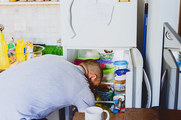 Guy Refuses To Stop Stealing Roommate's Food, Loses It When They Start 'Experimenting' With It Guy Refuses To Stop Stealing Roommate's Food, Loses It When They Start 'Experimenting' With It