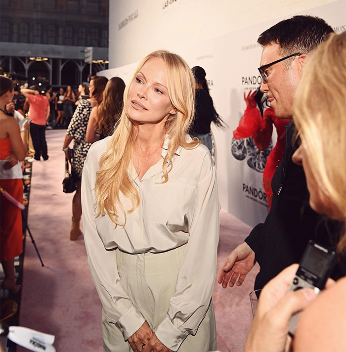 &ldquo;It&rsquo;s Better For Me&rdquo;: Pamela Anderson Stuns At Paris Fashion In A New &lsquo;No-Makeup&rsquo; Era