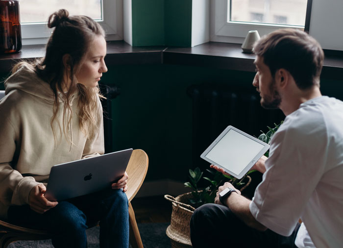 Woman Laughs In Guy's Face After He "Bans" Her From Using The Shower On Her Period Woman Laughs In Guy's Face After He "Bans" Her From Using The Shower On Her Period