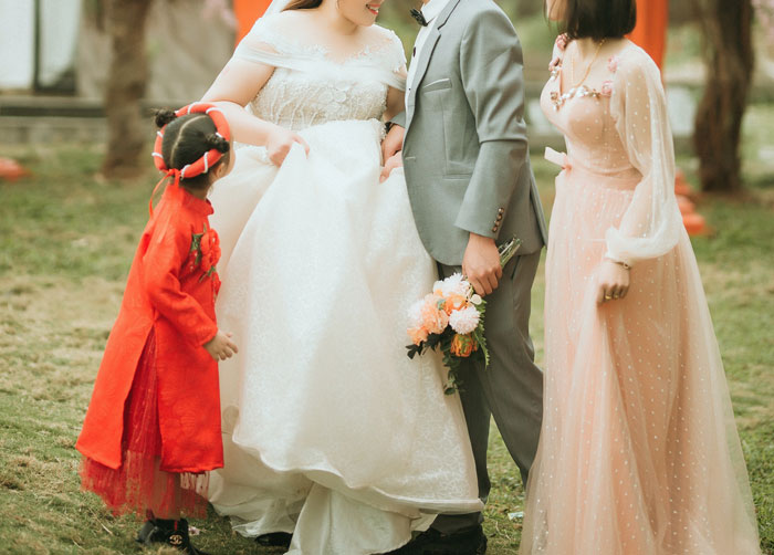 Sister Warns Bro About His GF Being In Family Wedding Pics, He Doesn&rsquo;t Listen And Suffers For It