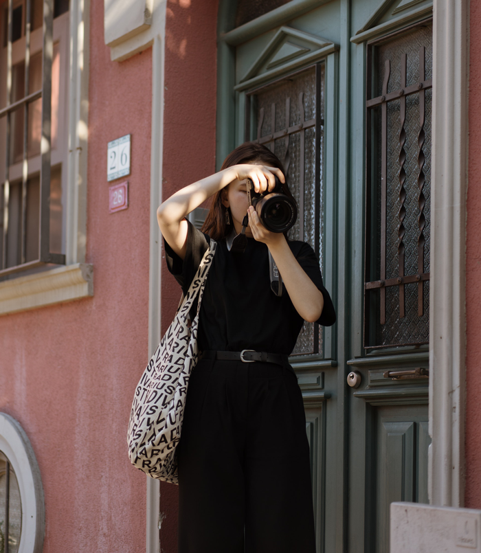Sister Warns Bro About His GF Being In Family Wedding Pics, He Doesn&rsquo;t Listen And Suffers For It