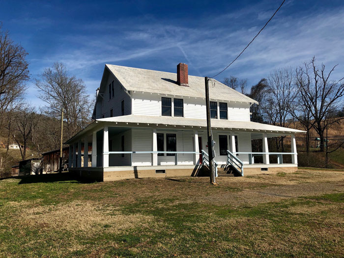 Woman Inherits Her Childhood Home, Leaves Abusive Dad And Witch Stepmom In A Decrepit RV