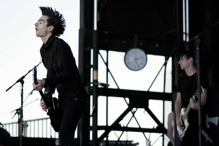 35 Celebrities That Had Everything And Made Career-Changing Mistakes, As Presented In This Thread