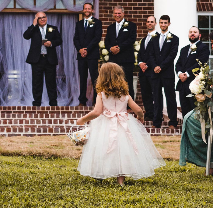 Woman Sends Her Wedding Guests A List Of Rules She Wants Them To Follow, And Many Start Canceling