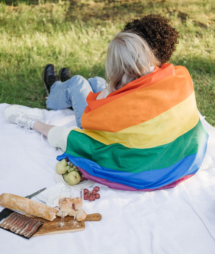 Man Can&rsquo;t Understand No For An Answer, Woman Agrees On Him Buying Her A Drink, Dumps It On His Shoes