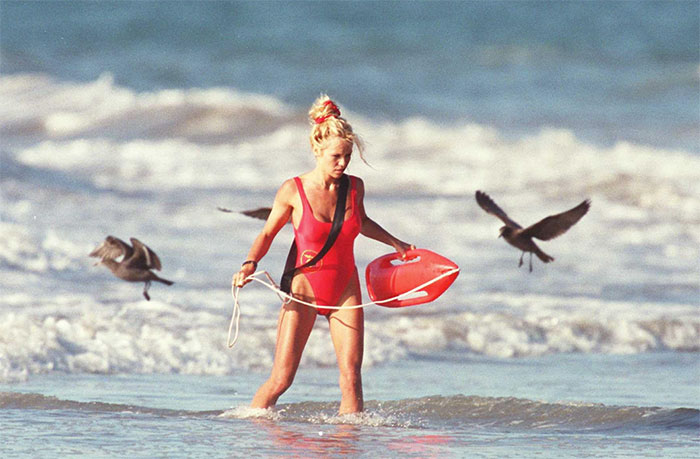 &ldquo;It&rsquo;s Better For Me&rdquo;: Pamela Anderson Stuns At Paris Fashion In A New &lsquo;No-Makeup&rsquo; Era