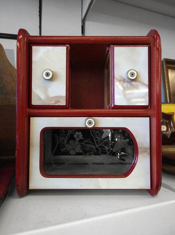 An image of an object that looks like it's surprised or scared