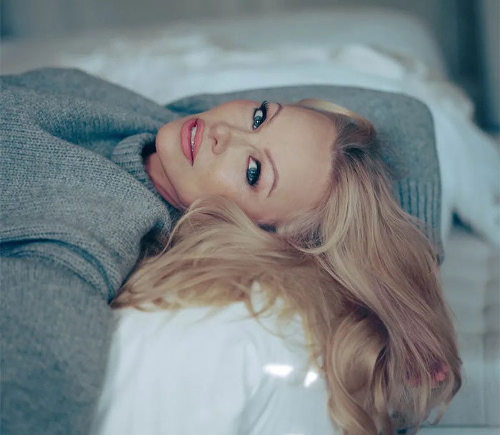 &ldquo;It&rsquo;s Better For Me&rdquo;: Pamela Anderson Stuns At Paris Fashion In A New &lsquo;No-Makeup&rsquo; Era