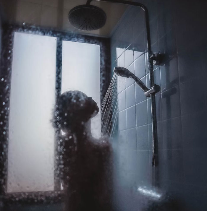 Woman Laughs In Guy's Face After He "Bans" Her From Using The Shower On Her Period Woman Laughs In Guy's Face After He "Bans" Her From Using The Shower On Her Period