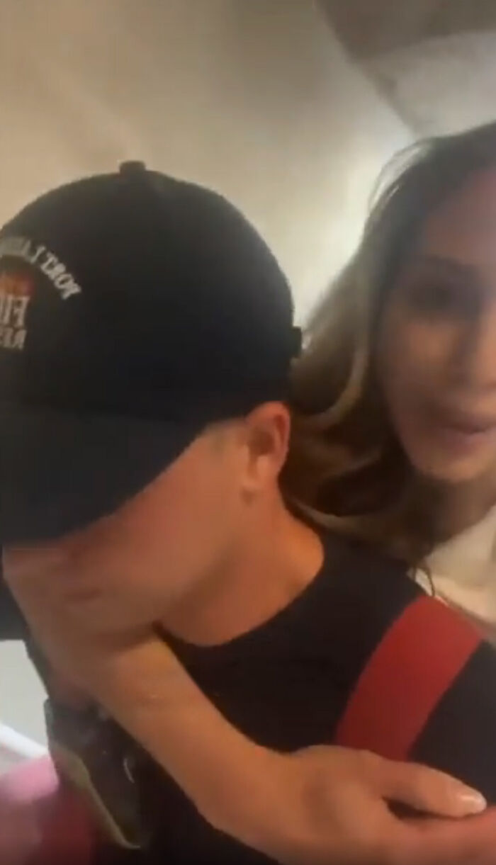 Firefighters Carry Paralyzed Woman For 13 Floors All The While Cracking Jokes And Making Her Laugh Firefighters Carry Paralyzed Woman For 13 Floors All The While Cracking Jokes And Making Her Laugh