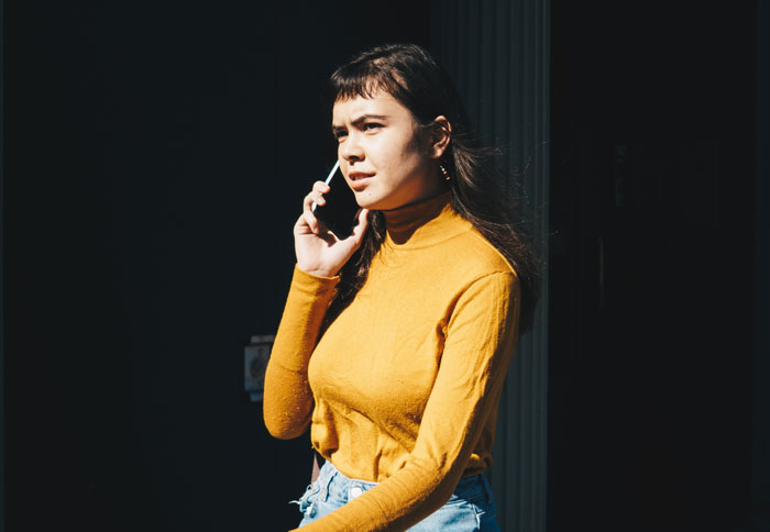 Cashier Maliciously Complies With Clients Who Keep Talking On Phone And Gesture At Him To Shut It