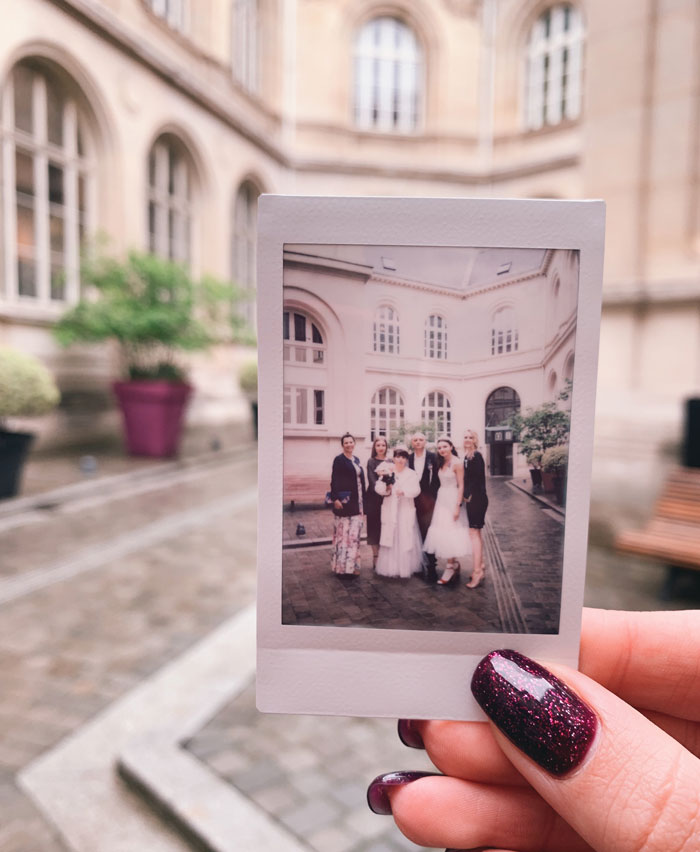 Sister Warns Bro About His GF Being In Family Wedding Pics, He Doesn&rsquo;t Listen And Suffers For It