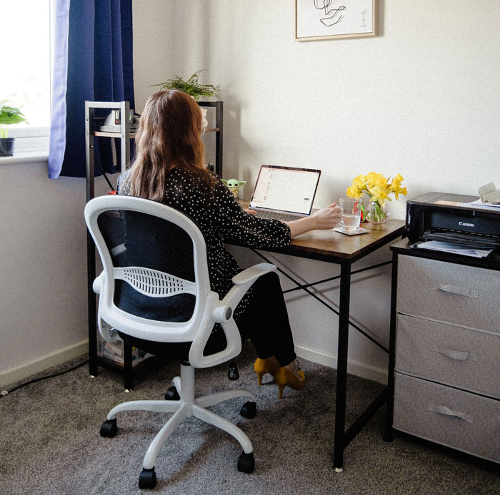 Woman Receives Notice One Month Later That Days Off She Had Confirmed For Mom's Funeral Are Denied Woman Receives Notice One Month Later That Days Off She Had Confirmed For Mom's Funeral Are Denied