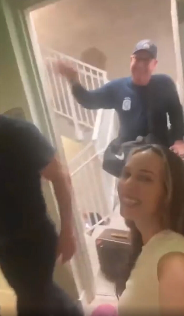 Firefighters Carry Paralyzed Woman For 13 Floors All The While Cracking Jokes And Making Her Laugh Firefighters Carry Paralyzed Woman For 13 Floors All The While Cracking Jokes And Making Her Laugh