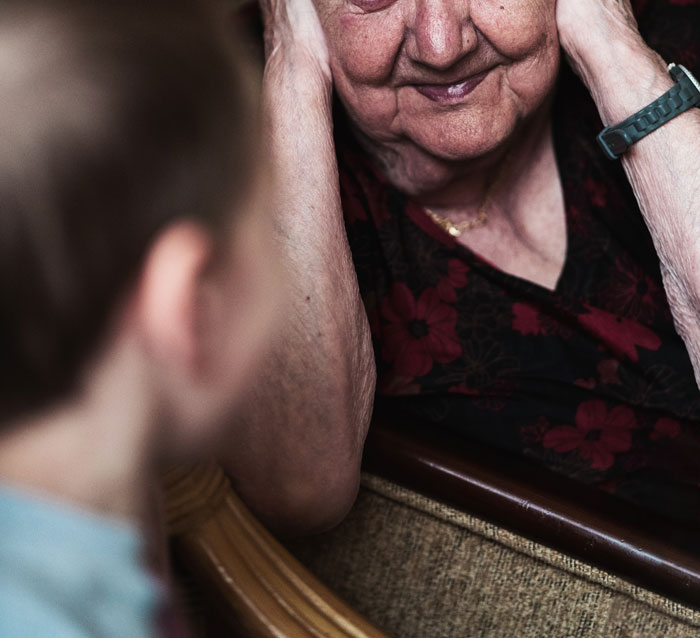 Guy Gets Woken Up By A Loud Phone Conversation Outside, Turns On Air Compressor To Put An End To It