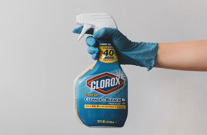 Woman Laughs In Guy's Face After He "Bans" Her From Using The Shower On Her Period Woman Laughs In Guy's Face After He "Bans" Her From Using The Shower On Her Period